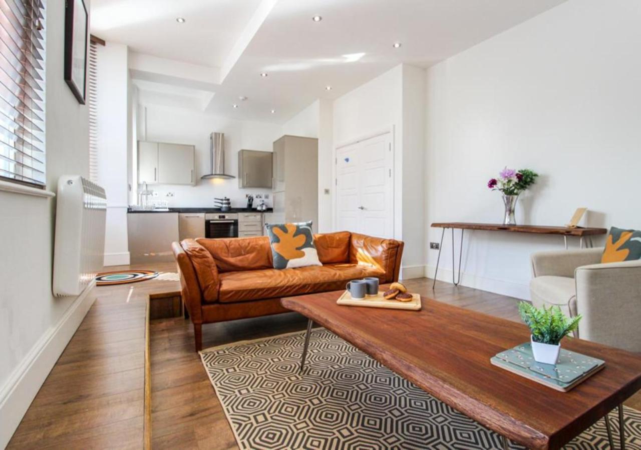 Beautiful Three Bed Flat In Centre Appartamento