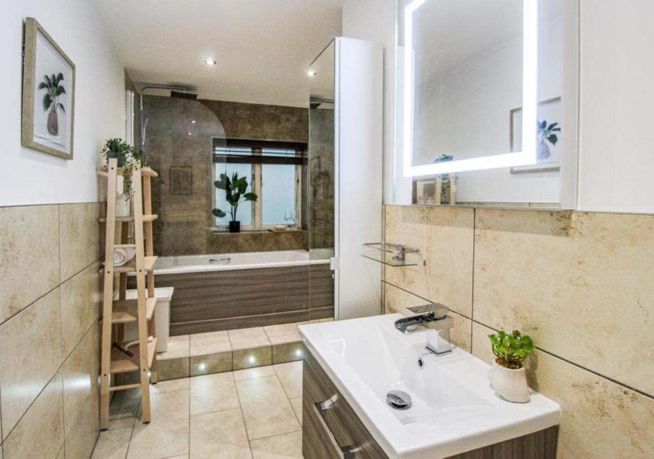 Beautiful Three Bed Flat In Centre Appartamento